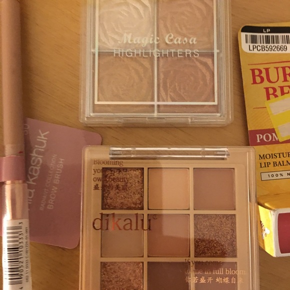 7pc Makeup Bundle Highlighters Eye Shadows Lip balm Concealer Brush Lipstick Bag - Picture 4 of 10